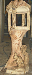 Vogelhaus mit Eichhörnchen